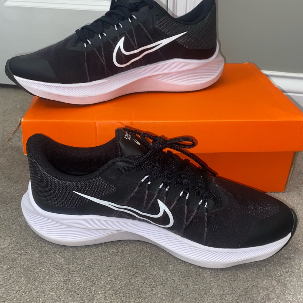 Brand new women’s Nike tennis shoes - Picture 7 of 8
